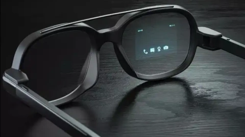 Invisible Computing and the Rise of Smart Glasses: Market Dynamics, Strategies, and Challenges Ahead